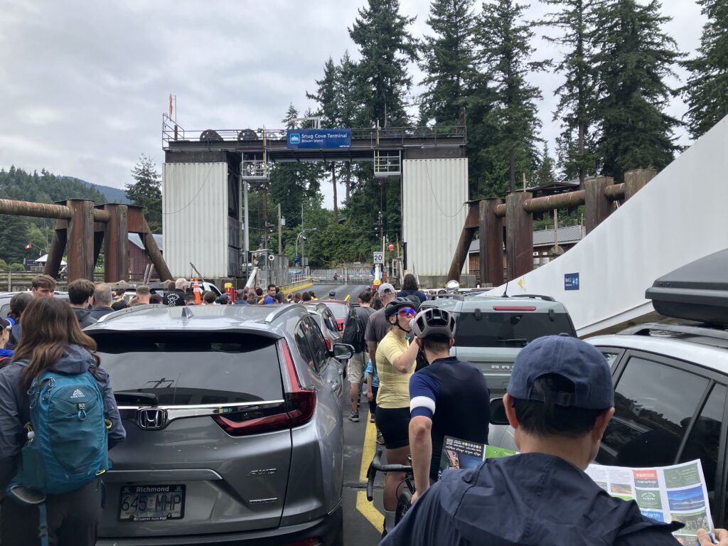 フェリーに車で乗船