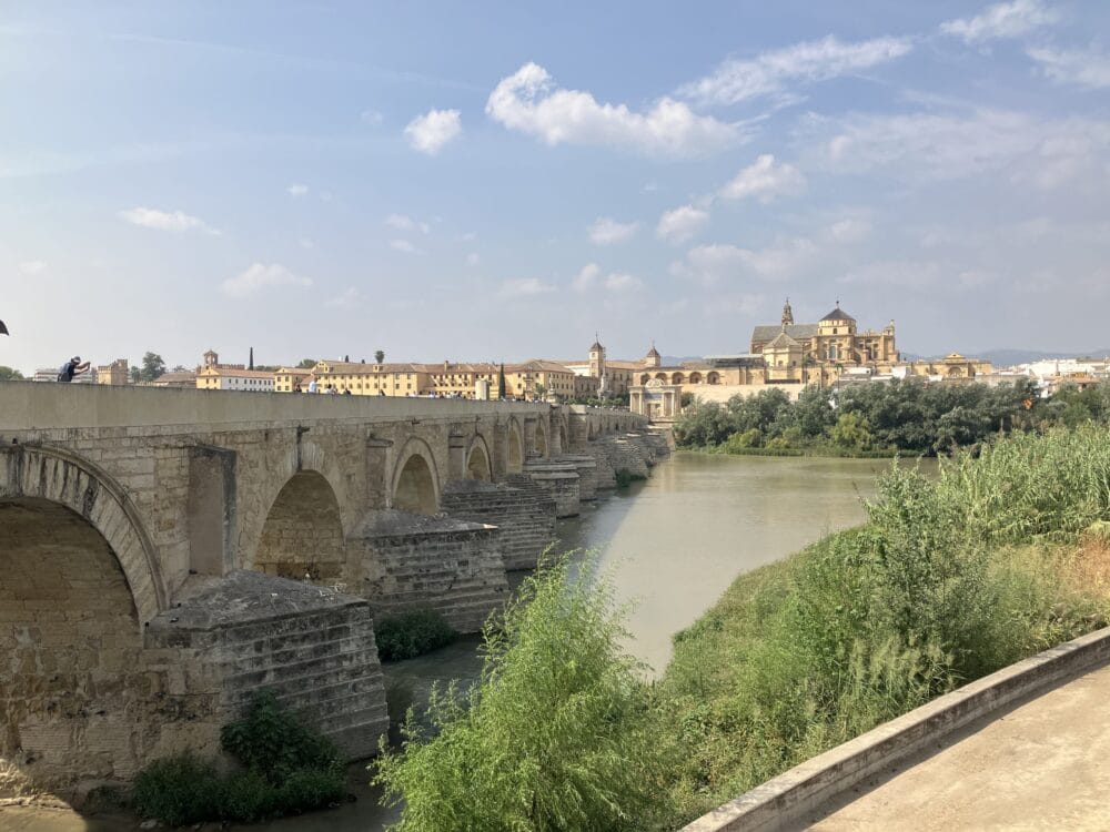 ローマ橋から市街への眺め-